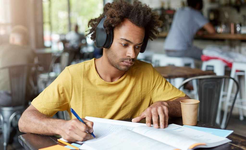 Estudar ouvindo música